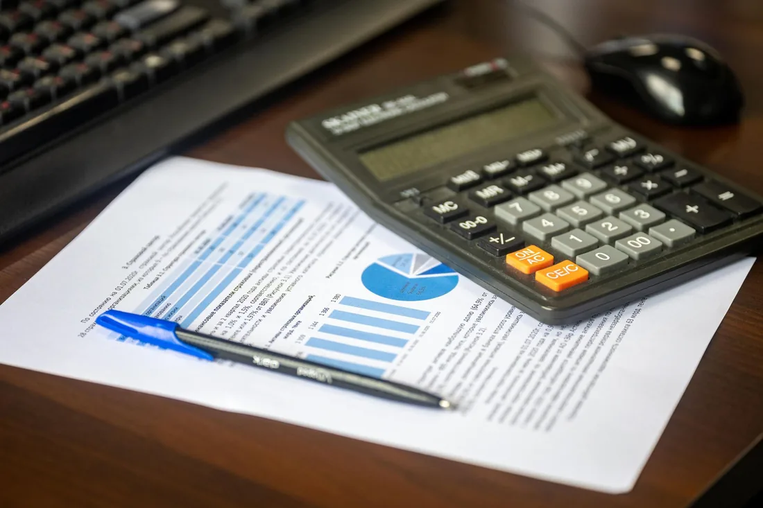 Calculadora sobre documentos de um contrato de financiamento